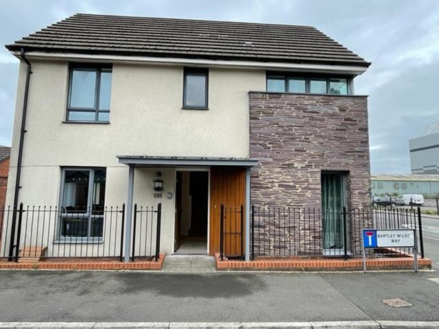 In Cardiff. Sleeps 6 *